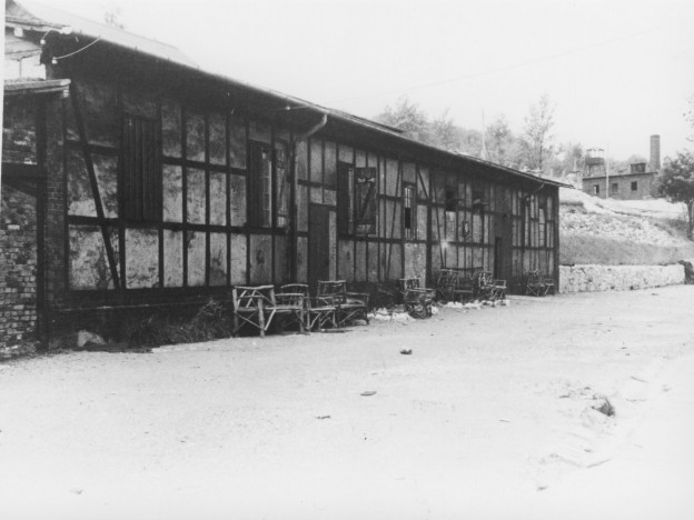 KZ-Außenlager Ellrich-Juliushütte. Blick von einem Unterkunftsblock auf das Krematorium, undatiert (vermutlich nach der Befreiung). (KZ-Gedenkstätte Mittelbau-Dora)