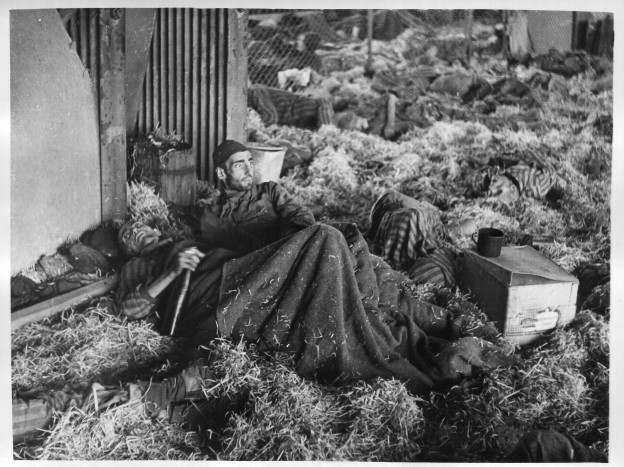 KZ-Außenlager Boelcke-Kaserne (Nordhausen), 12. April 1945 (nach der Befreiung). Sterbende liegen zwischen Toten. (National Archives, Washington)