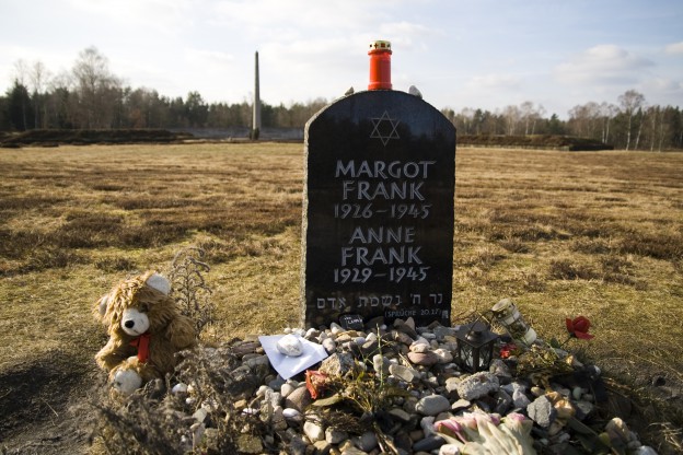 Gedenkstein für Anne und Margot Frank auf dem Gelände der Gedenkstätte Bergen-Belsen