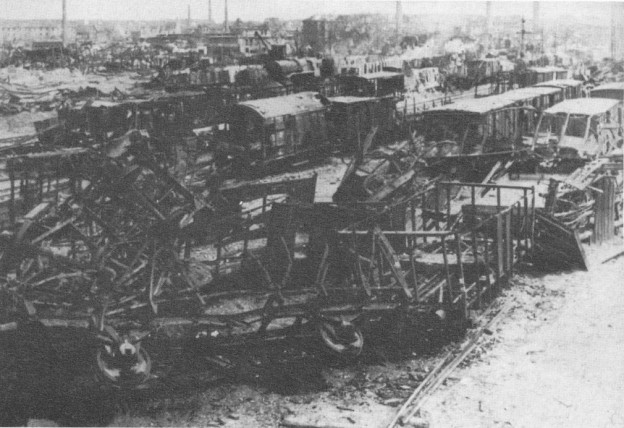 Der durch alliierte Bomben zerstörte Hildesheimer Güterbahnhof (HiJb 1998/99, S. 183)