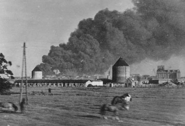 KZ-Außenlager „Alter Banter Weg“ in Wilhelmshaven. Im Hintergrund der Brand eines Öltanks der Marine, Datum unbekannt (Stadtarchiv Wilhelmshaven)