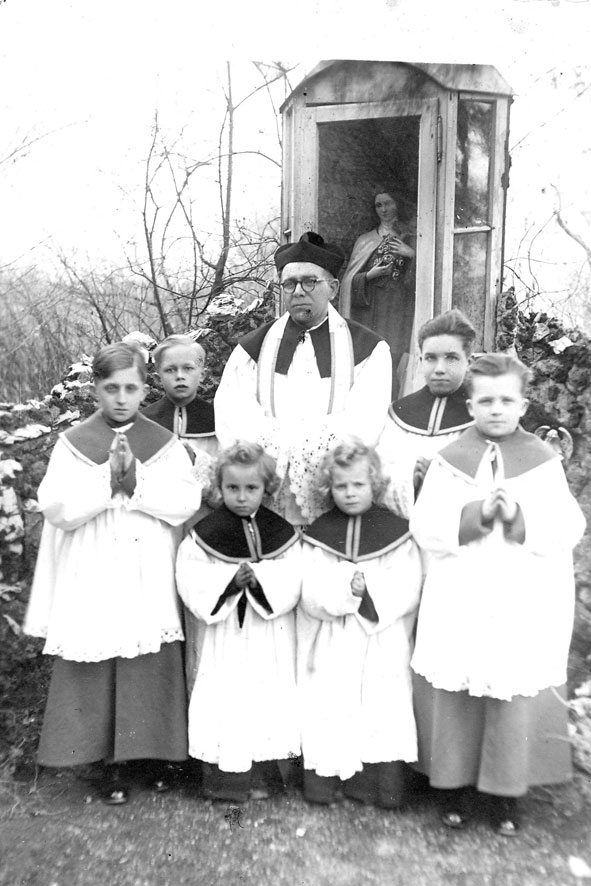 Ein polnischer Geistlicher mit einer Gruppe befreiter Zwangsarbeiterkinder als Ministranten bei der Kapelle des St.-Martini-Krankenhauses in Duderstadt, 1945. (Foto: Privatbesitz Mirosław Kukliński)