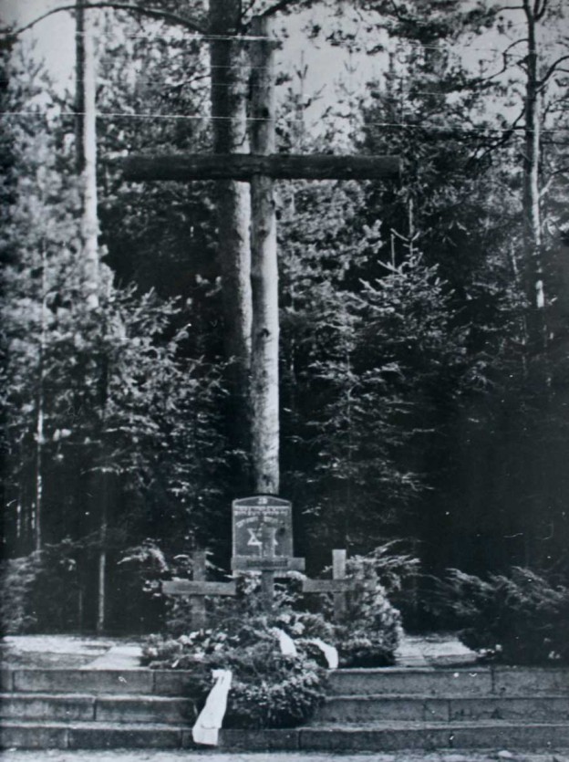 Gedenkkreuz im Lüneburger Tiergarten für die ermordeten KZ-Häftlinge, Mai 1951 (KZ-Gedenkstätte Dachau, Nachlass Günther Paul Schulz)