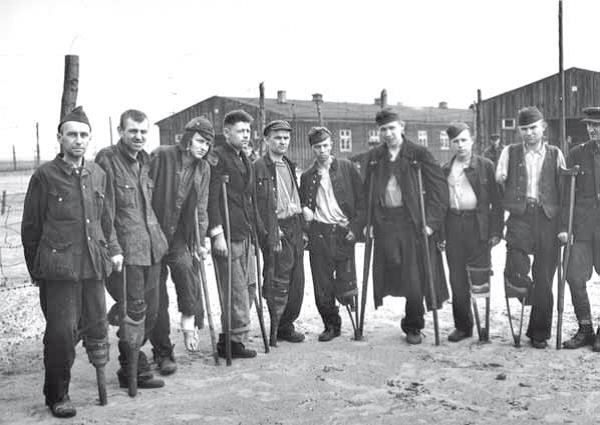 Aleksandr Machnatsch (3. von links) am 12. April 1945 im Lager Wesuwe. Fotograf: Alexander M. Stirton (Library and Archives Canada, PA 159186)