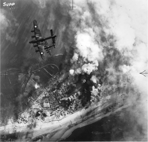 Britischer Lancester-Bomber während der Bombardierung der Insel Wangerooge, 25. April 1945 (The National Archives Kew, AIR 14/3647)