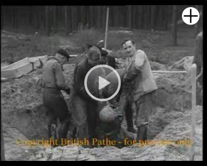Standbild aus dem Film „Soltau Woods Mass Grave 1945“, British Pathé. Im Sommer 1945 wurden die Leichen der am 11.4.1945 in Soltau ermordeten KZ-Häftlinge exhumiert. Sie waren nur flüchtig in Massengräbern verscharrt gewesen (http://www.britishpathe.com/video/soltau-woods-mass-grave/query/Soltau)
