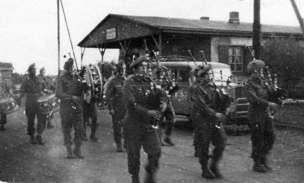 Einmarsch der britischen Armee im Stalag XB Sandbostel am 30. April 1945, einen Tag nach der Befreiung. Fotograf: Georges Chertier (Amicale de Neuengamme, Reims, Frankreich)
