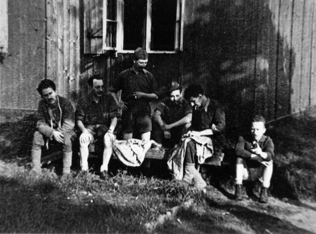 Im Lager Wietzendorf - Sommer 1945. Der zweite von rechts ist Giovanni Guareschi, bekannt durch seine Geschichten über Don Camillo und Peppone (Foto: Privatbesitz)