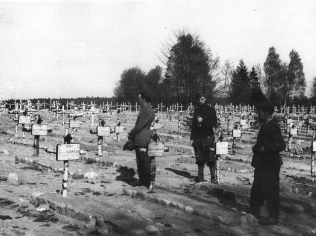 Italienische Offiziere an den Gräbern ihrer Landsleute auf dem Friedhof des Kriegsgefangenenlagers Fallingbostel. Fotograf: Vittorio Vialli (Istituto Storico Parri Emilia Romagna, Bologna)