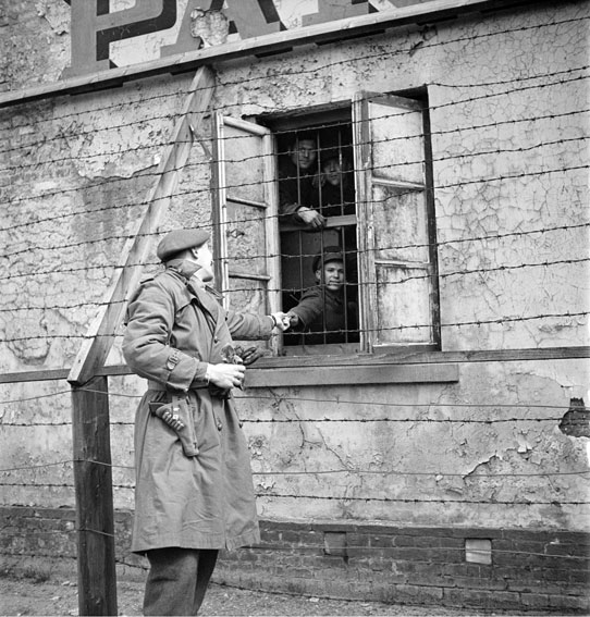 Nach der Befreiung, 3. Mai 1945. Fotograf: Lieutenant Barney J. Gloster (National Archives of Canada, Ottawa, PA 197912)