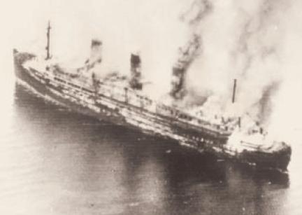 Die brennende „Cap Arcona“, 3. Mai 1945 (Archiv der Gedenkstätte Neuengamme)